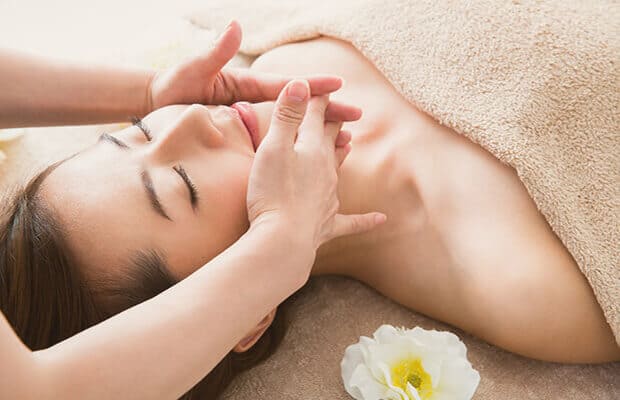 顔のトリートメント施術風景